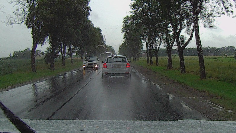 W deszczu na światłach do jazdy dziennej