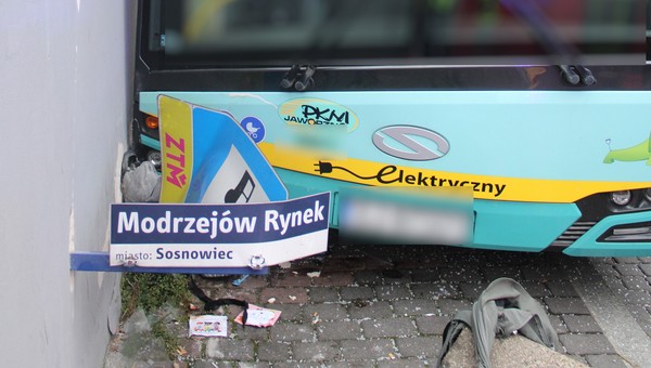 Matka czekała z dziećmi na przystanku w Sosnowcu. Uderzył w nich autobus miejski