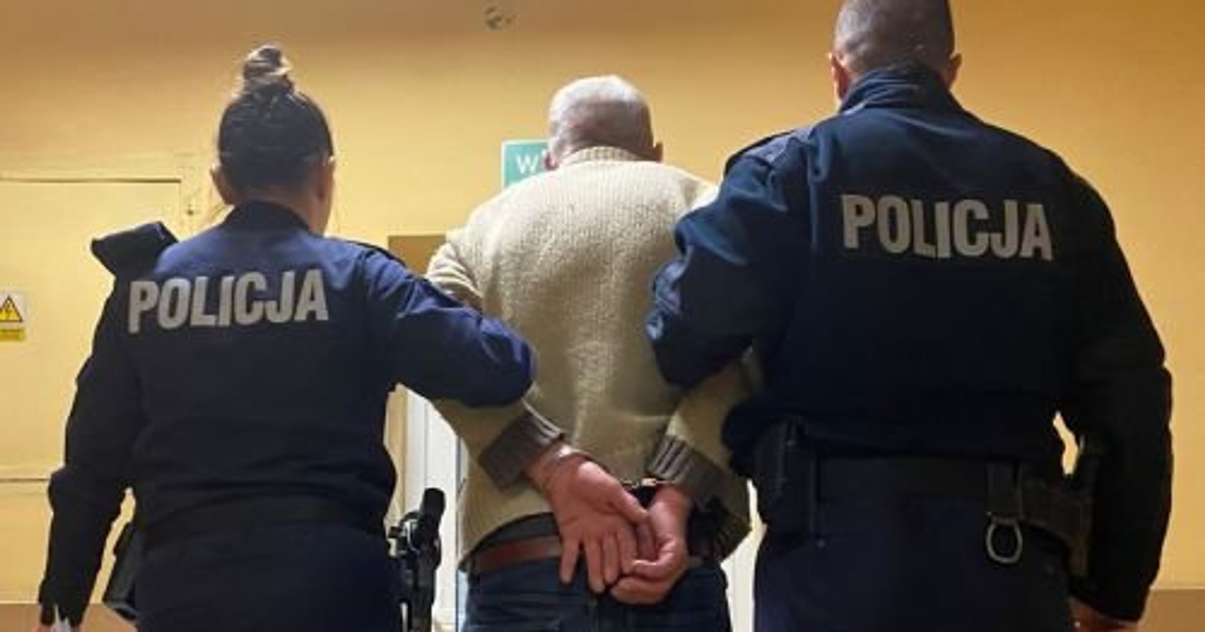 Pijany 60-latek podczas ucieczki uderzył w auto, w którym znajdowało się 13-miesięczne dziecko