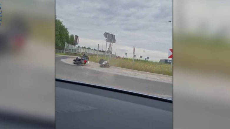 Motocyklista wywrócił się na wjeździe na rondo