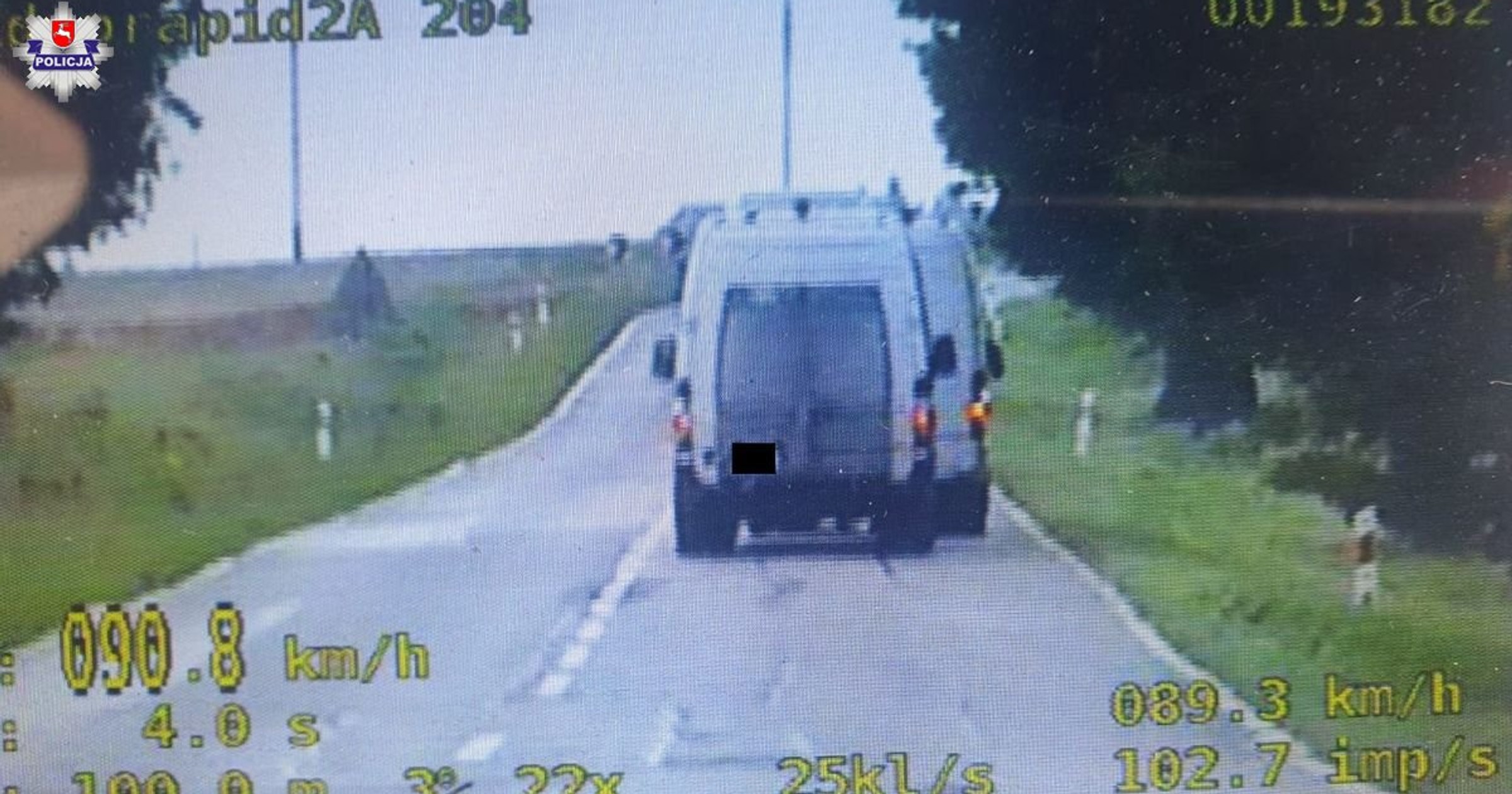 Holowanie busa przypłacił prawem jazdy. Policjanci musieli ich zatrzymać
