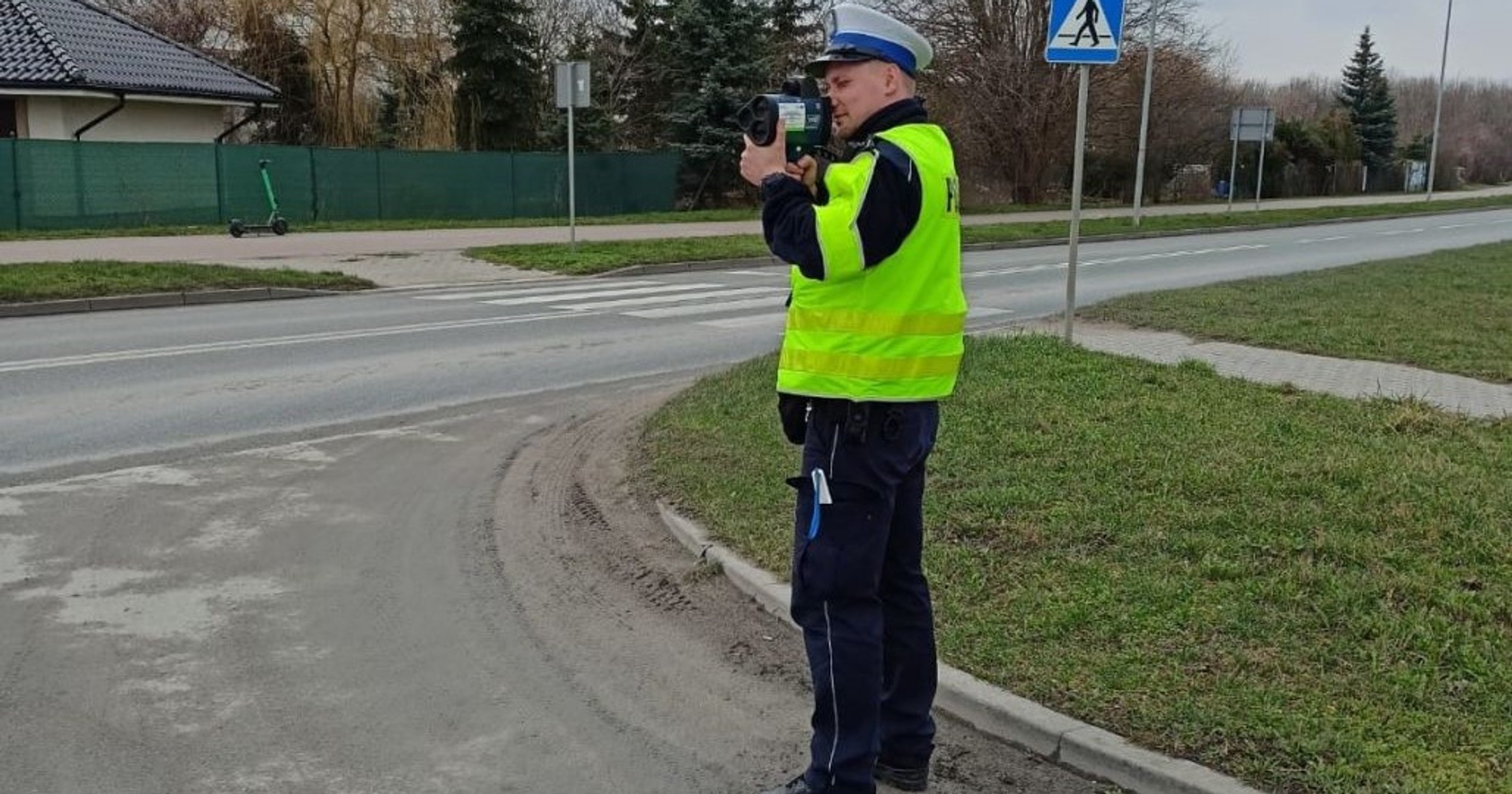21-letni kierowca Renault Clio złapany na przekroczenie prędkości i prowadzenie pod wpływem alkoholu