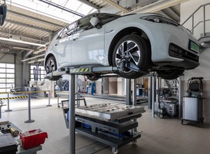 Unijny paszport dla każdej baterii. Auta hybrydowe i elektryczne podrożeją
