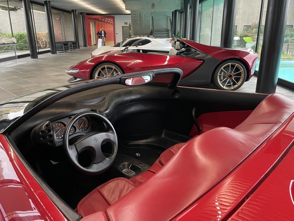 Wnętrze Ferrari Mythos, w tle Sergio, a kilka sal dalej nowa Izera