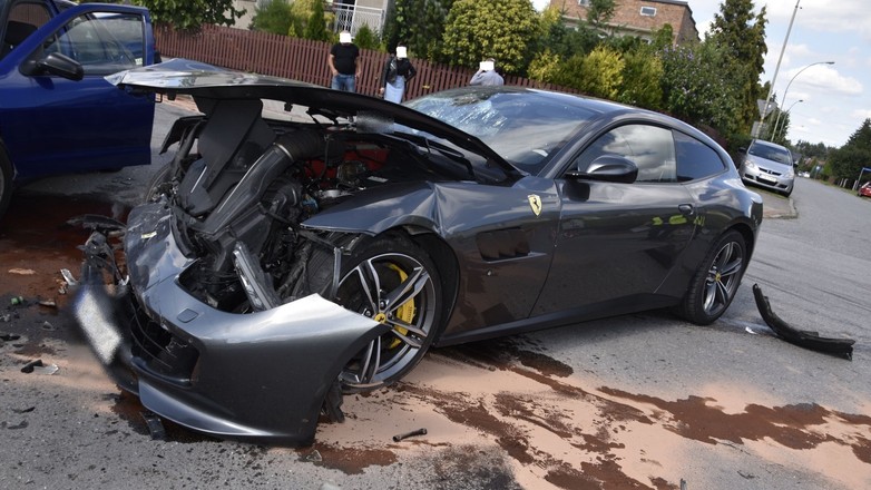 Fiat Seicento, Seat Leon i Ferrari GTC4 Lusso - kosztowna kolizja w Tarnowie