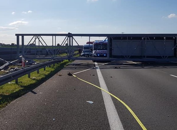 Ciężarówka uderzyła w bramownicę, ta spadła na autostradę!