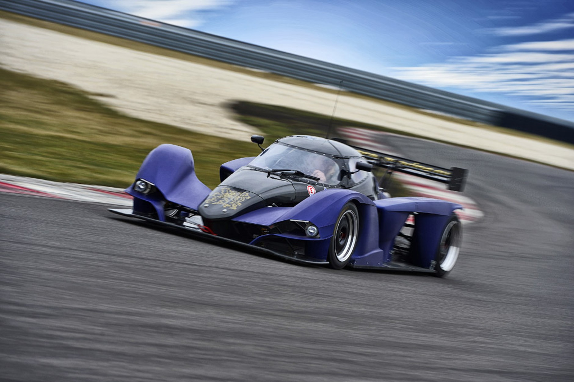 Praga R1 w starciu z Audi R8: diabeł jeździ sobie Pragą