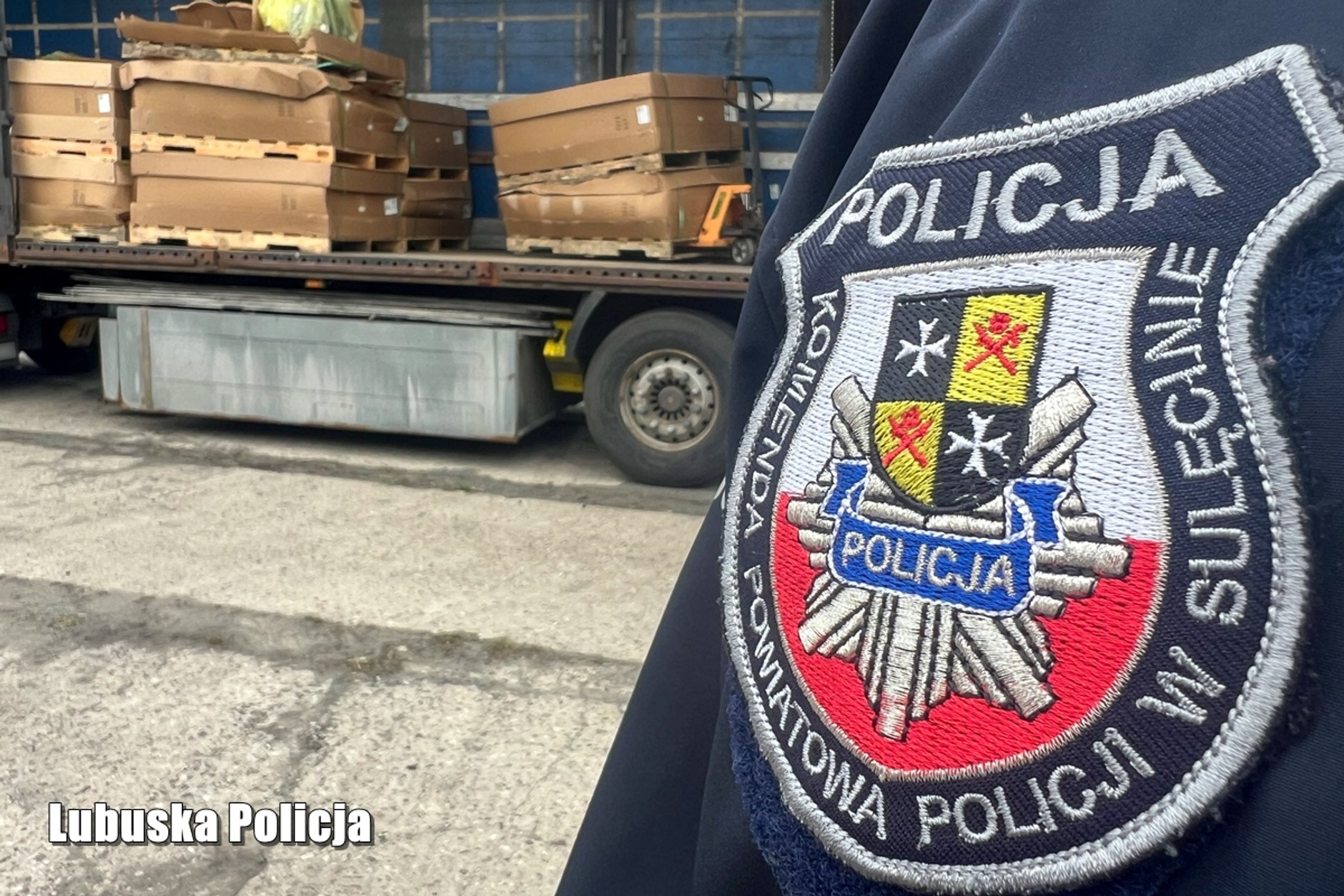 Kryminalni odzyskali skradzioną naczepę ze skrzyniami biegów