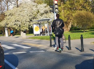Hulajnogą elektryczną jak rowerem, wyjątkowo także po jezdni – jest projekt ustawy
