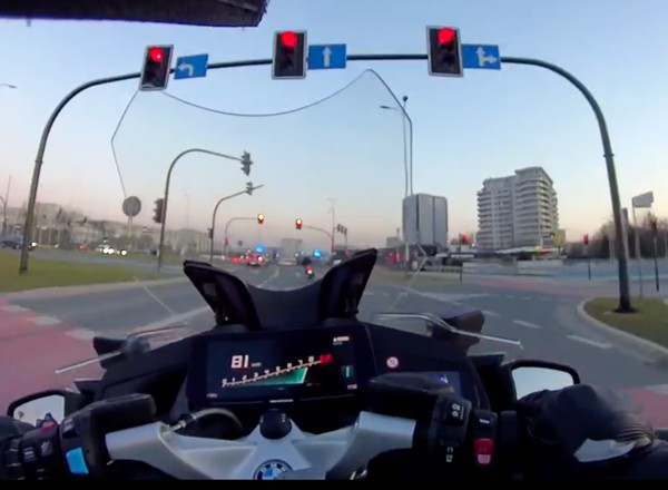 Pościg trwał prawie dziewięć minut. Na koniec policjant musiał zeskoczyć z motocykla