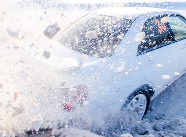 Driftowanie na sklepowym parkingu się nie opłaca. Jaki mandat za to grozi?