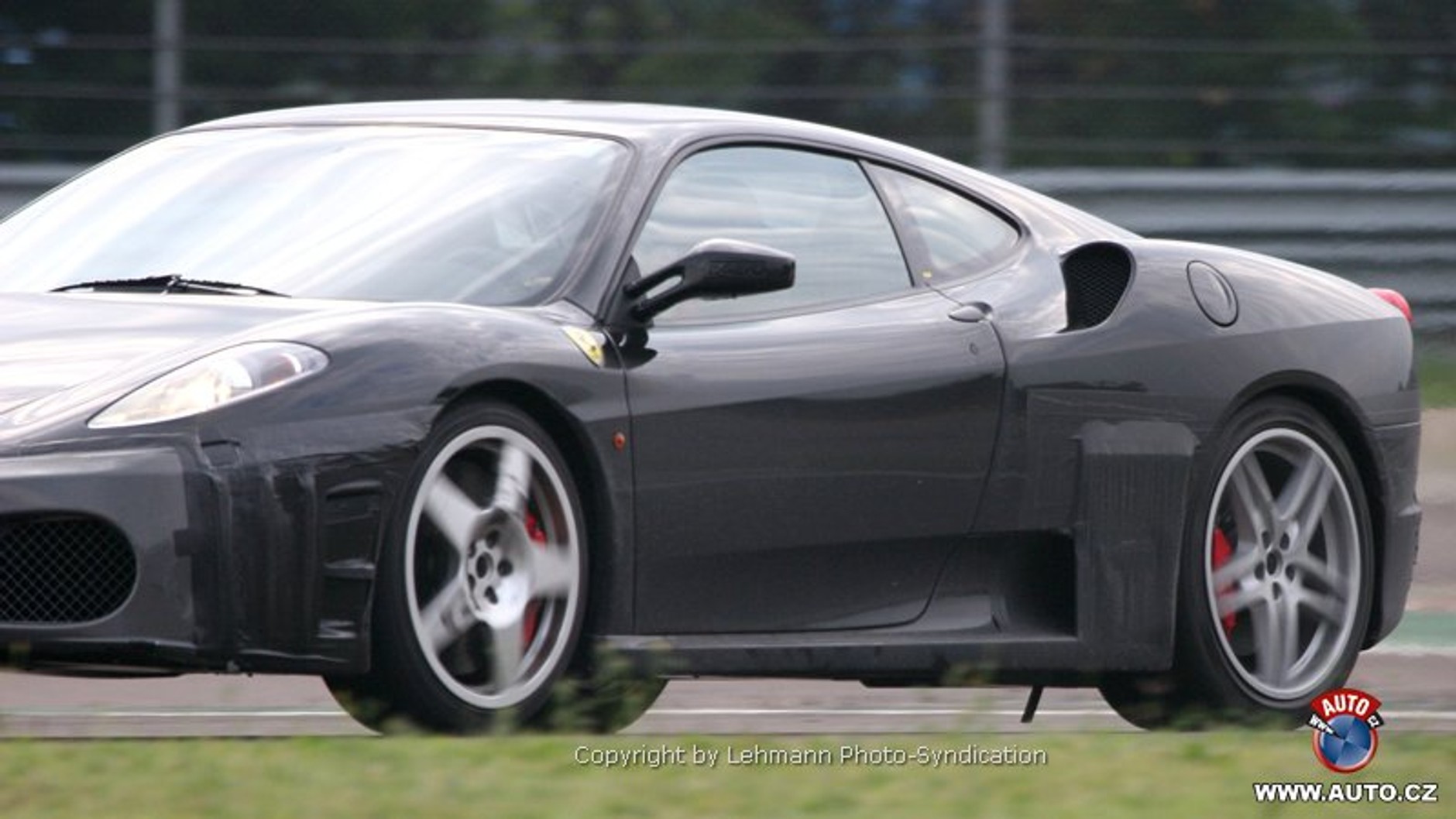 Zdjęcia szpiegowskie: Następca Ferrari F430 w drodze