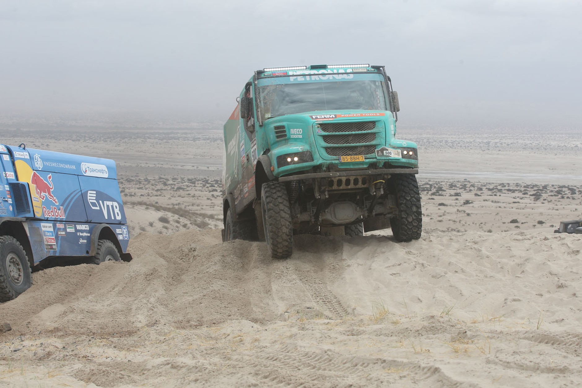 Dakar 2013: ciężarówka bez skrzyni, Małysz traci oddech (13. etap, wyniki, galeria)