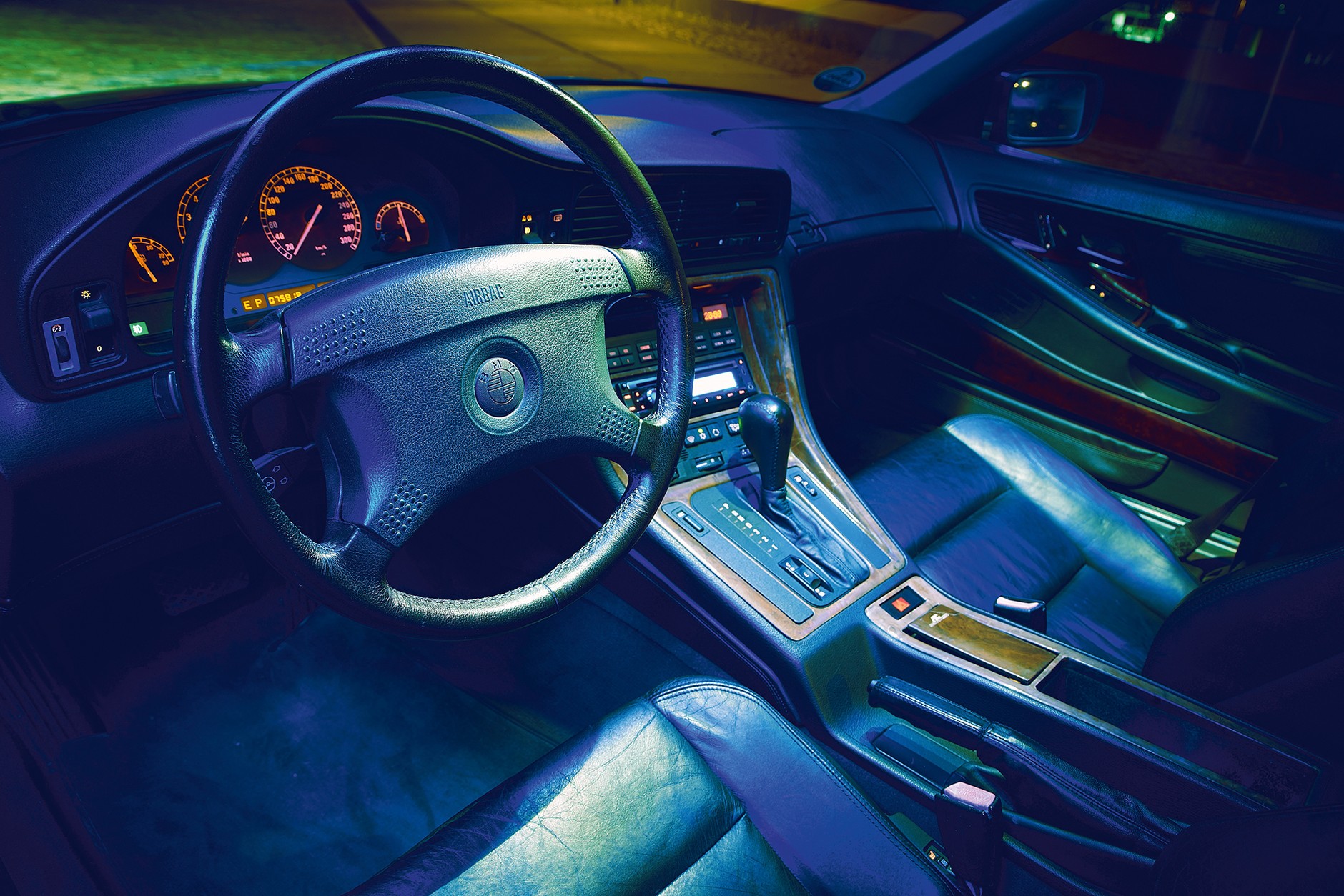 Ciemność Jedynie drewniane nakładki przełamują czerń kokpitu serii 8.