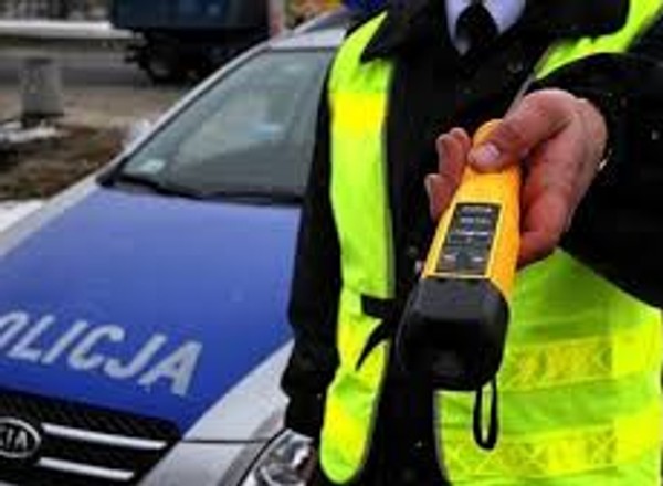 Policjanci mieli pracowity weekend. Trzem kierowcom zabrano dowody rejestracyjne