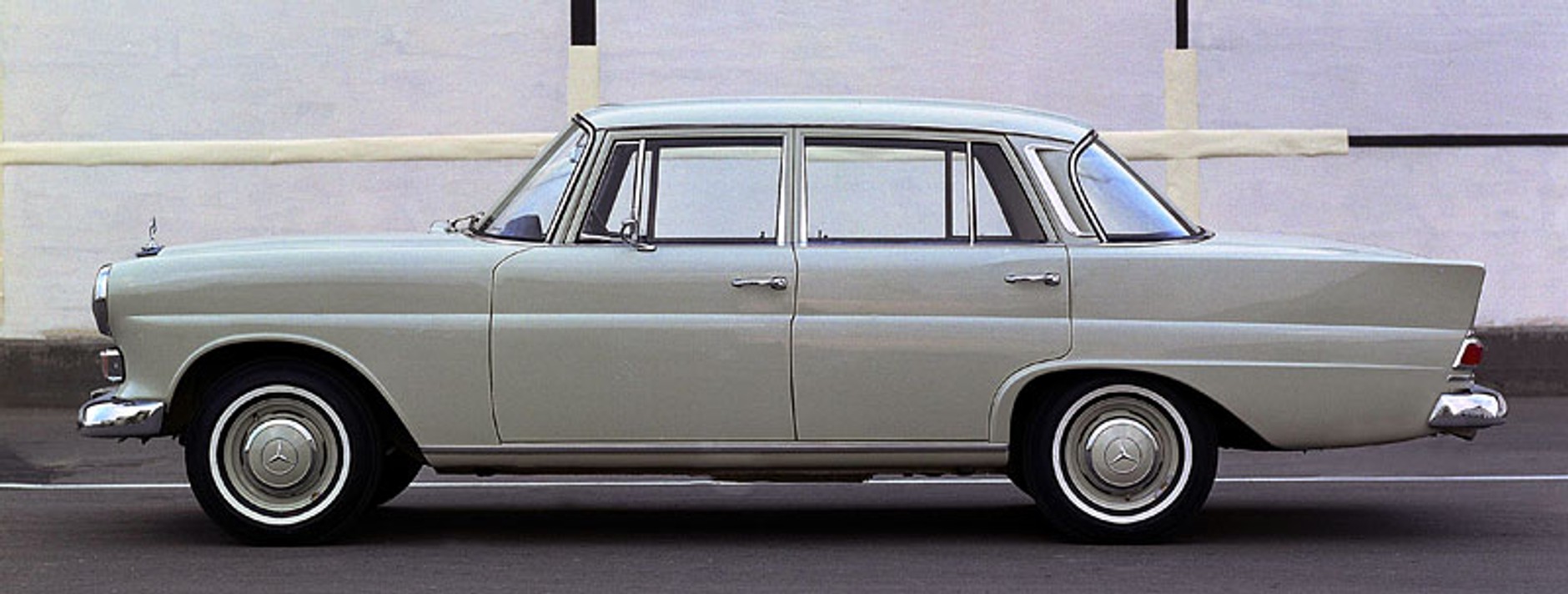 Mercedes-Benz E: historia gwiazdy klasy średniej wyższej (250 fotografii)