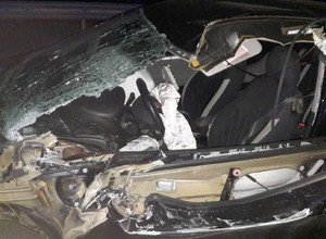 W starciu z maszyną rolniczą kierowca Fiata nie miał żadnych szans. Punto zostało dosłownie rozprute [FOTO]