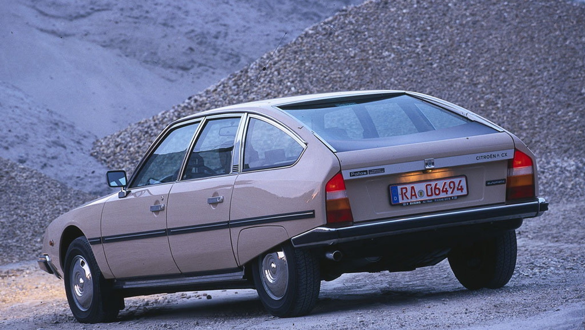 Citroen CX – ten model zadebiutował w tym samym roku, co Volvo 240, ale pod względem designu to absolutnie przeciwieństwo kanciastego szweda.