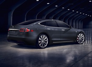 Książę Karol za kierownicą Tesli Model S