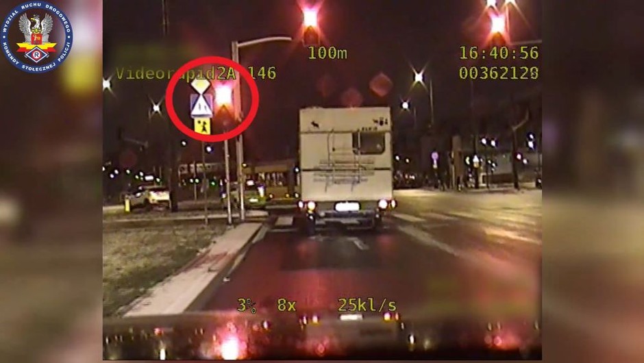 Kierowcy ignorują czerwone światło w Warszawie