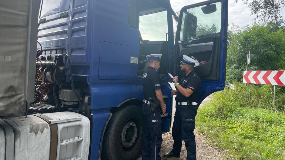 Policjanci zatrzymali rumuńskiego kierowcę ciężarówki. Musiał pojechać inną trasą