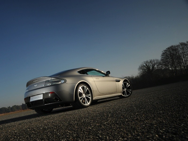 Genewa 2009: Aston Martin V12 Vantage – większy silnik dla małego Astona
