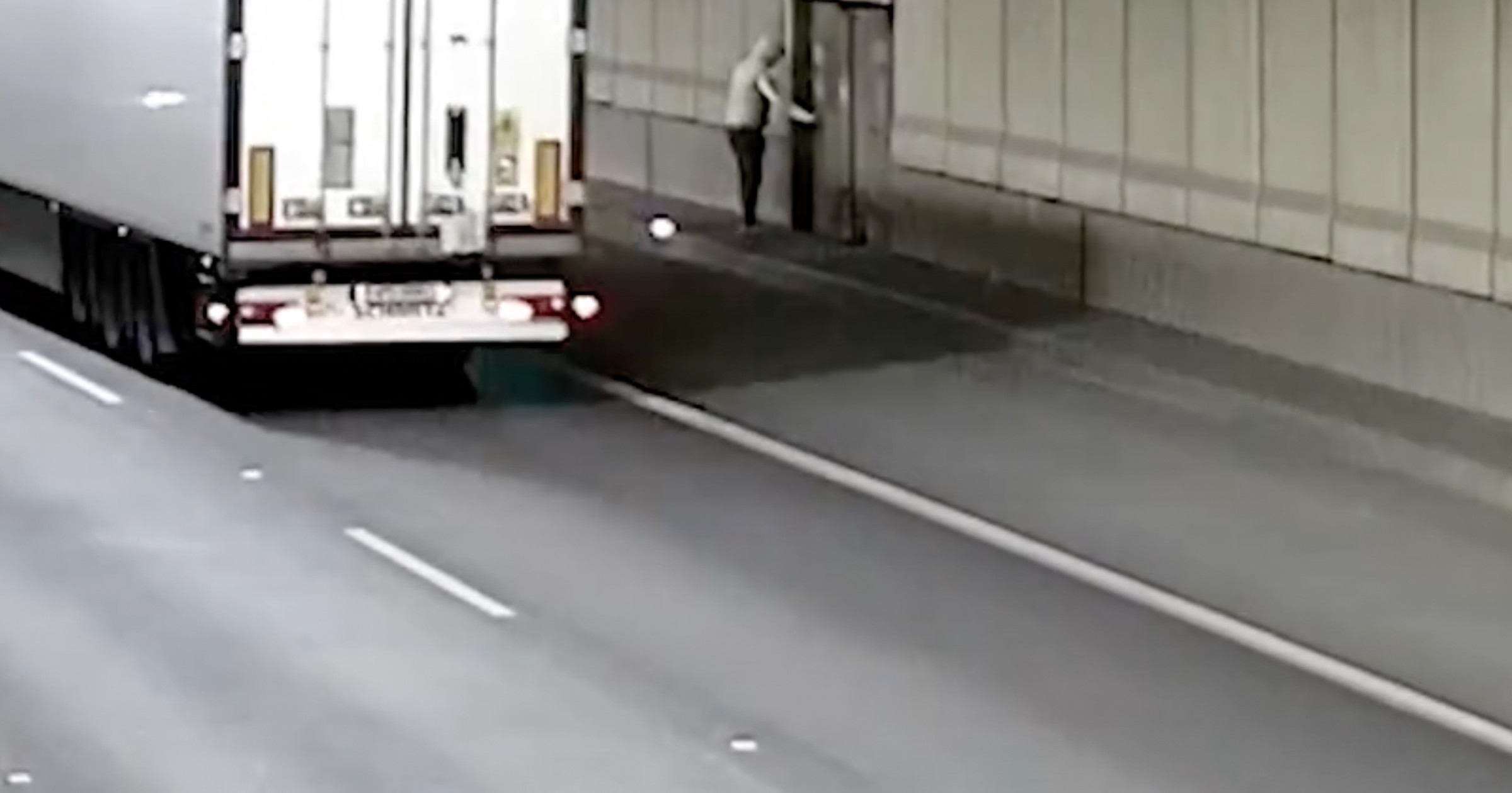 Pieszy w tunelu na Południowej Obwodnicy Warszawy