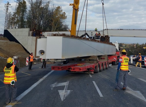 Utrudnienia na budowanym odcinku zakopianki. GDDKiA stawia długi wiadukt
