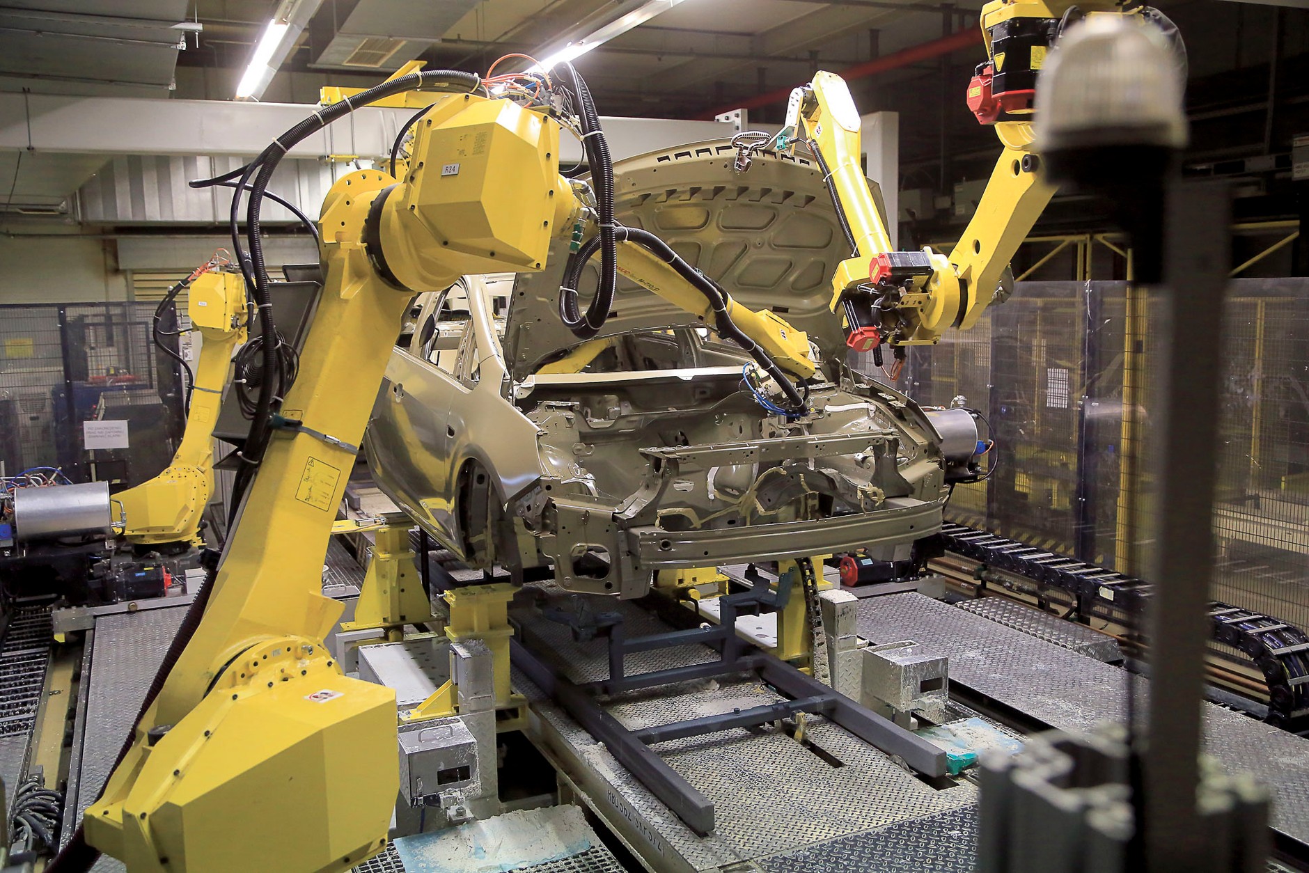 Fabryka Opla w Gliwicach: etapy produkcji Astry na wydziale lakierni