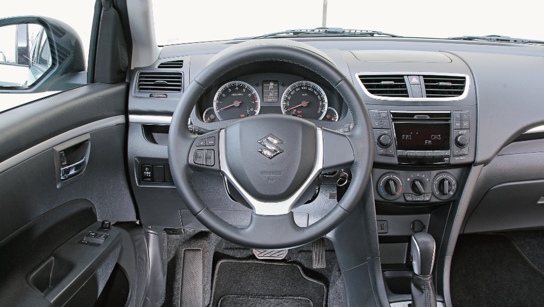 Wnętrze Suzuki mocno się zestarzało, do tego wykonano je z plastików o niskiej jakości, ale za to… nic się tu nie psuje