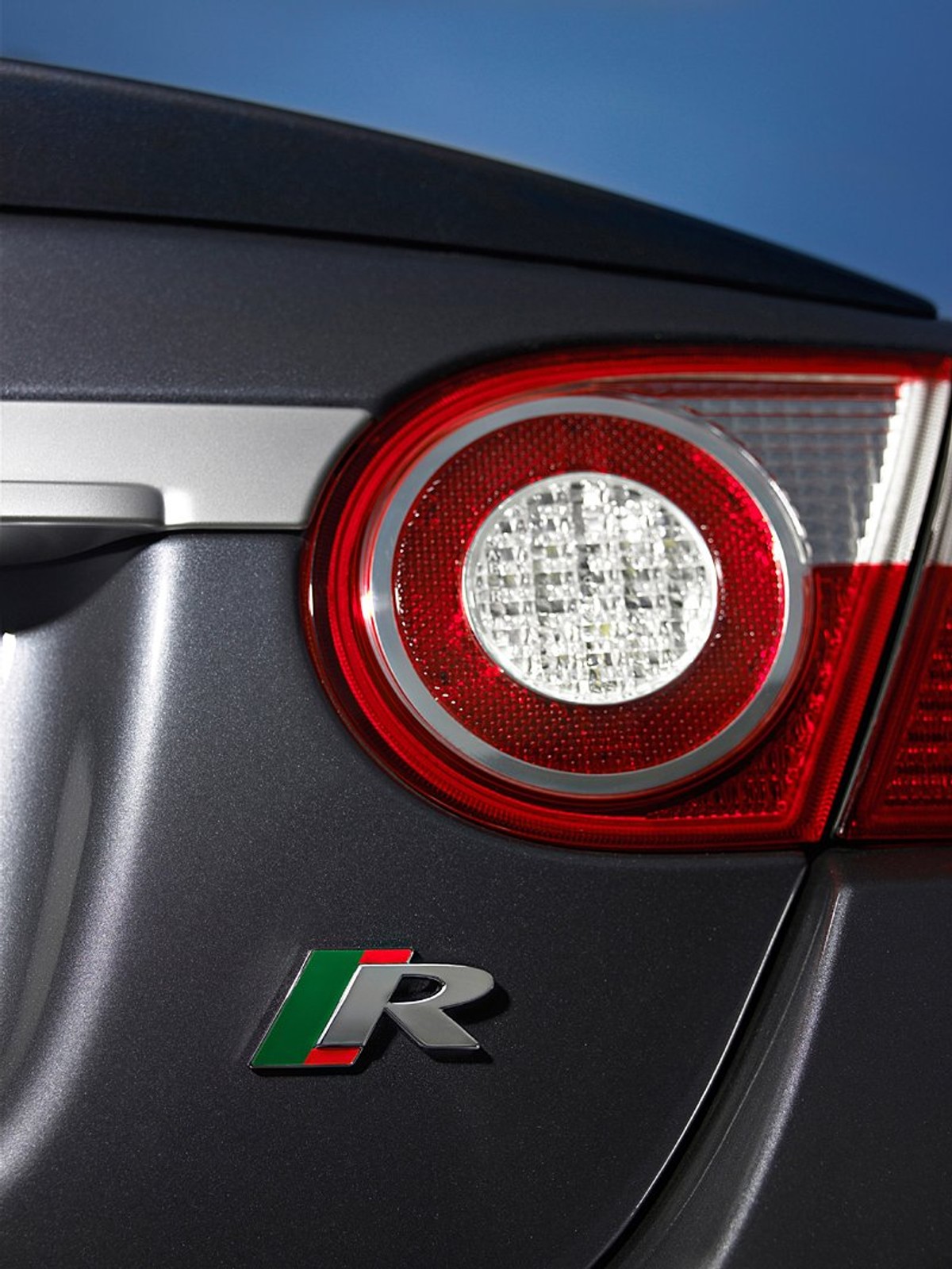 Nowy Jaguar XKR: wściekły kotek