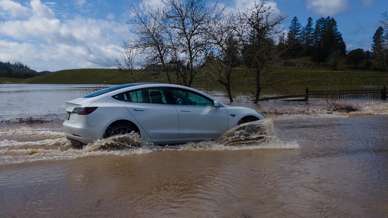 Auta elektryczne kontra głęboka woda: czy dają sobie radę lepiej od spalinowych?