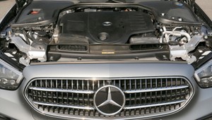 W ciągu dwóch lat wynieśli z fabryki Mercedesa setki silników i skrzyń biegów