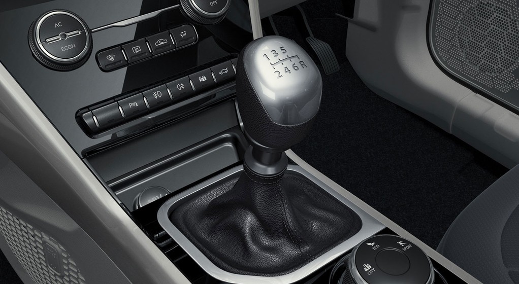 Początkowo Tata Nexon będzie dostępna tylko z manualną skrzynią biegów.