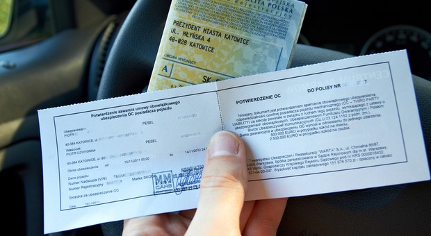 Kupujesz używane auto z polisą OC? Uważaj, są trzy pułapki – trzecia to finansowa katastrofa