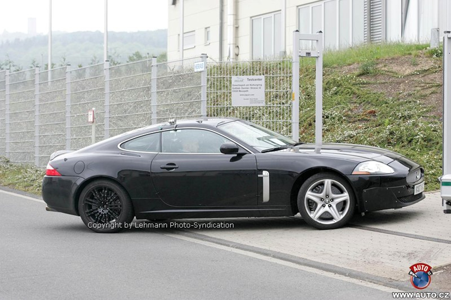 Zdjęcia szpiegowskie: nowa skrzynia biegów i facelifting dla Jaguara XK/XKR