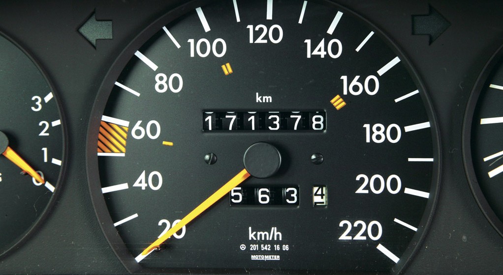 Kupiłeś auto z cofniętym licznikiem? Radzimy, jak wygrać z oszustem