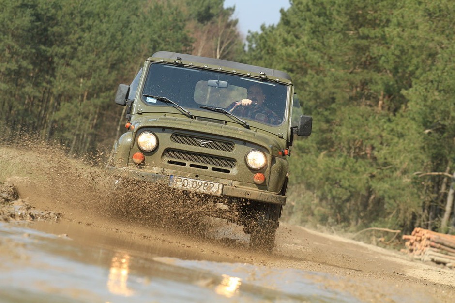 W terenie sprawdzają się: napęd 4x4, reduktor i prześwit 220 mm. Kąty natarcia/zejścia/rampowy: 52/42/45-50 st.