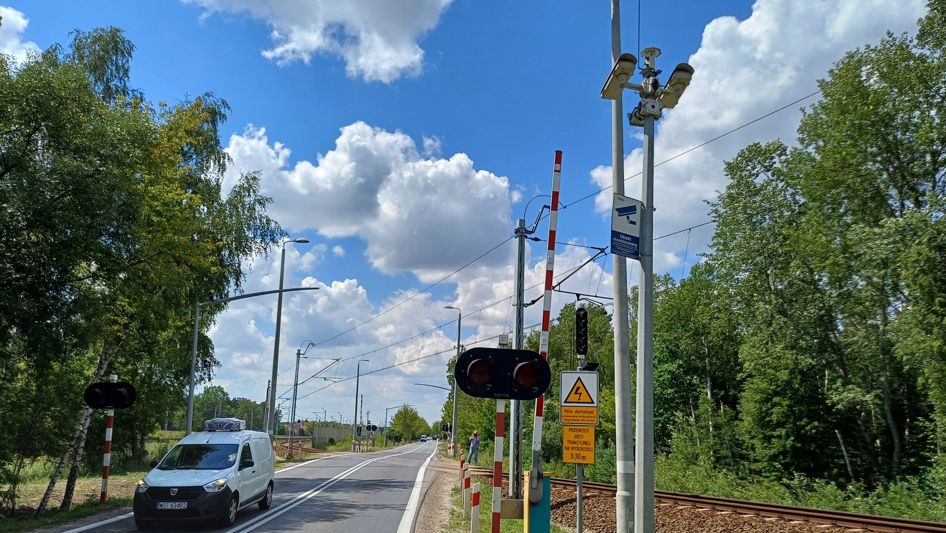 Kamer jest 10 – po pięć z każdej strony przejazdu