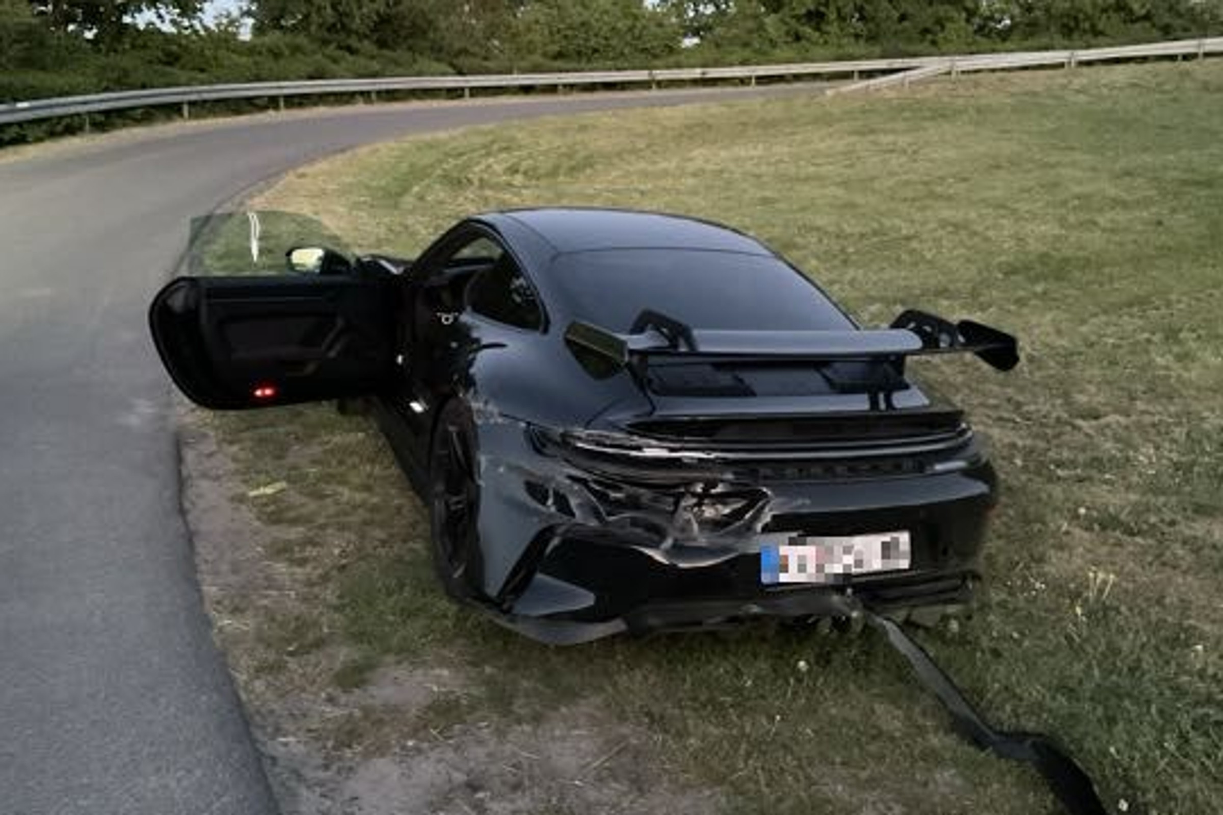 Porsche 911 GT3 porzucone przy drodze. Ma serbskie tablice