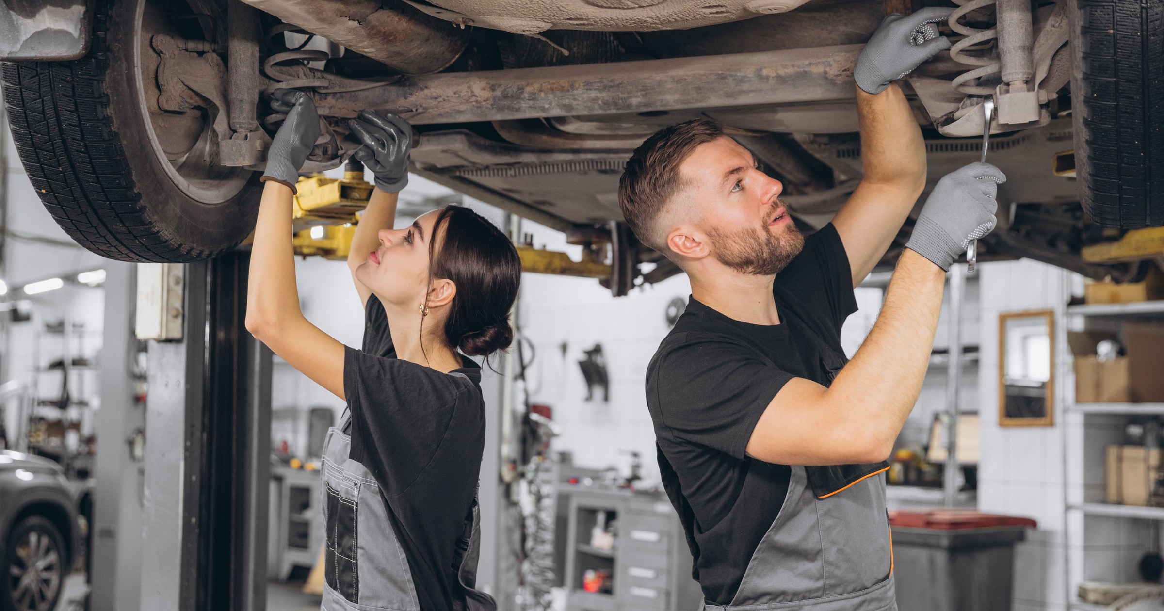 Mechanik, mechaniczka, a może osoba mechaniczna? Warsztaty muszą się dostosować do nowych przepisów.