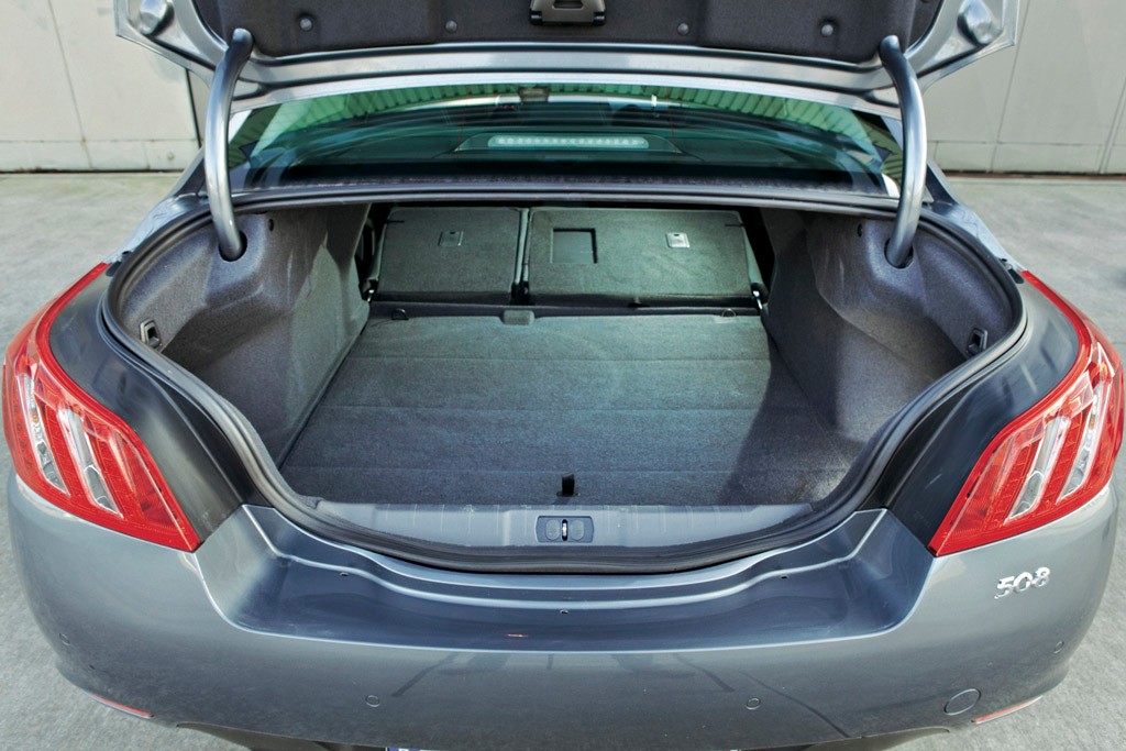 Kia Optima kontra Ford Mondeo i Peugeot 508: które auto jest najlepsze dla rodziny