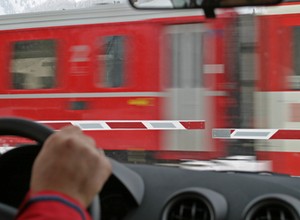 Koniec z trąbieniem na wybranych przejazdach kolejowych - nowe przepisy w drodze