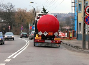 Czy za znakiem "zakaz zatrzymywania się" masz prawo stanąć autem na chodniku?