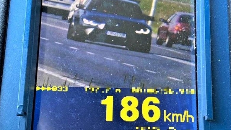 BMW przekracza prędkość w terenie zabudowanym