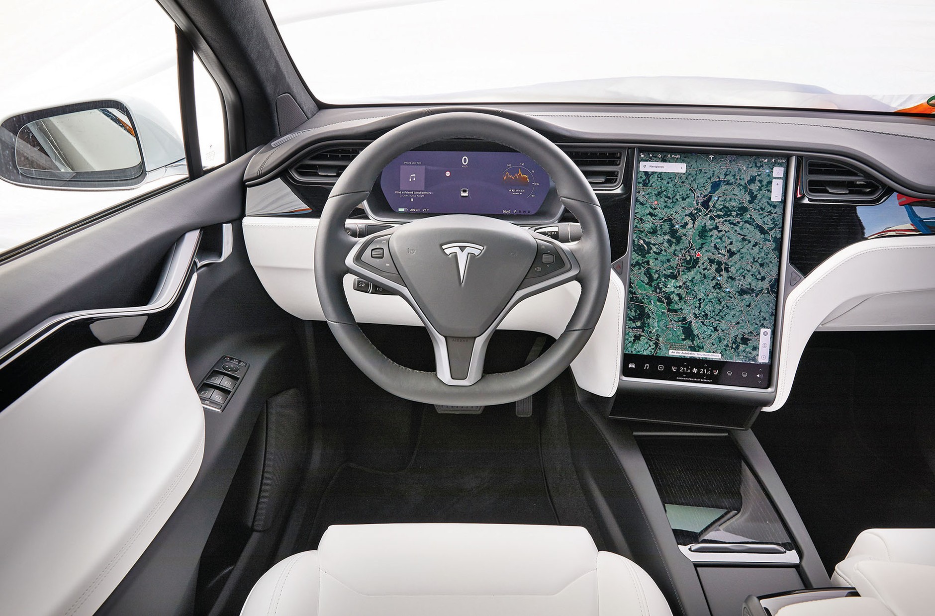 Tesla Model X kontra Audi e-tron - które elektryczne auto będzie lepszym wyborem?