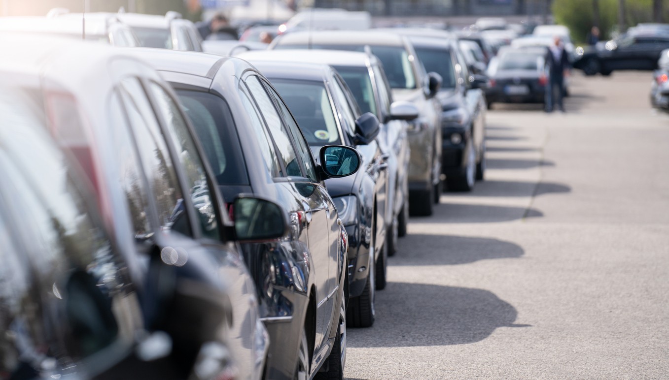 Konsumenci wciąż poszukują ekologicznych rozwiązań, ale nie są jeszcze gotowi na pełne przejście na auta elektryczne