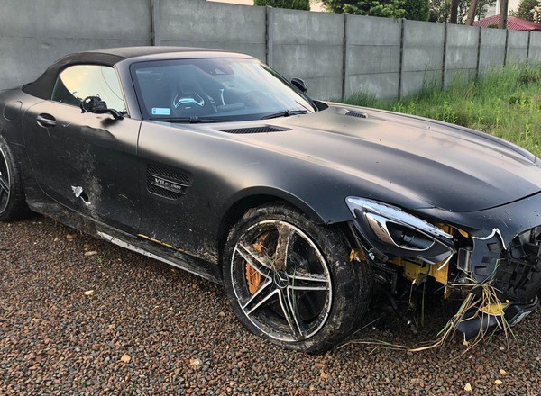 Ponad 200 km/h luksusowym autem z wypożyczalni. Rozbili się przy 160 km/h. Zapłacą?