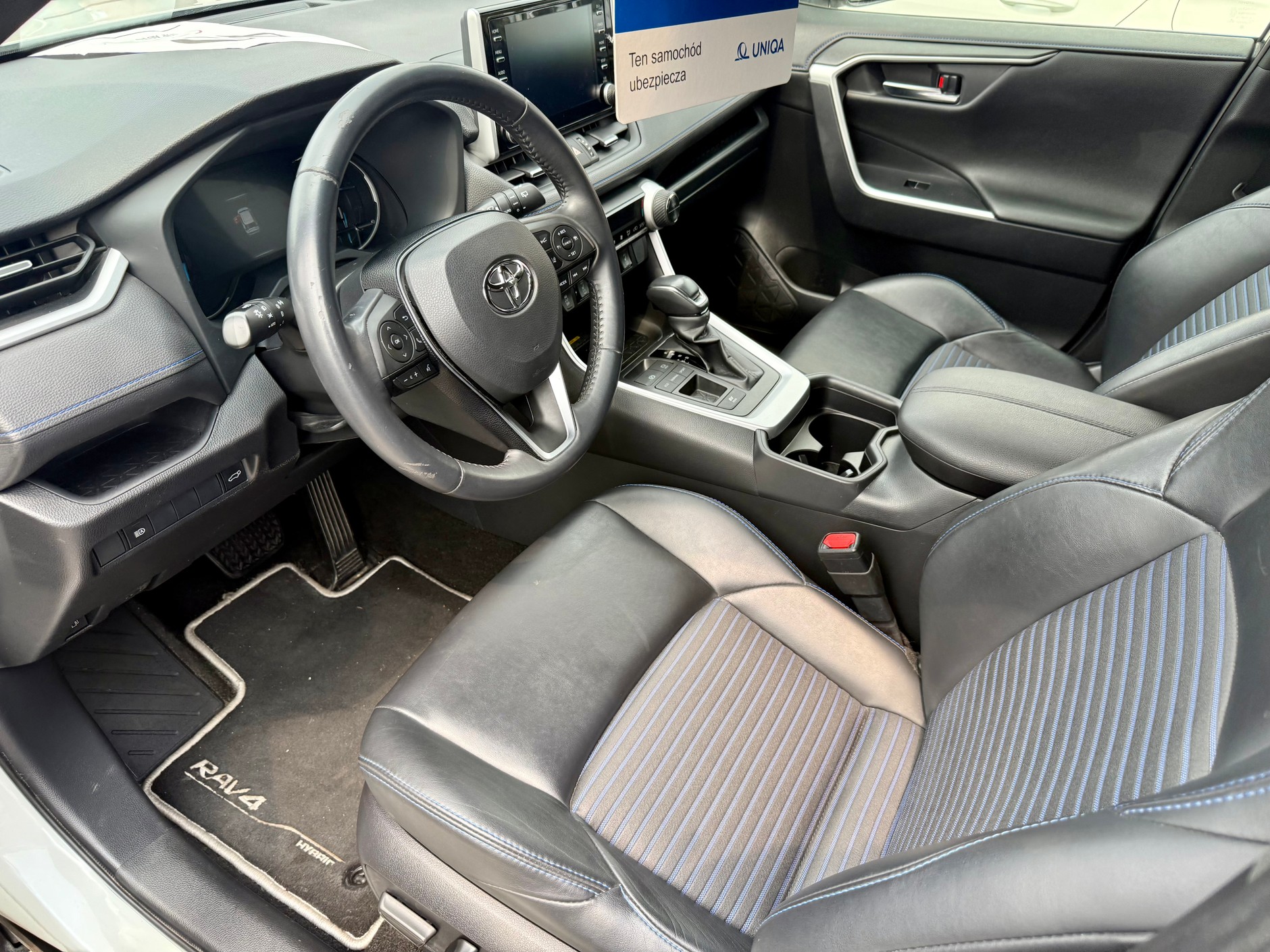 Kilkuletnia Toyota RAV4 sprowadzona z Włoch. Nie wygląda źle, na wyposażenie też nie można narzekać. Na pewno jednak nie jest tak bogate, jak w autach chińskich. I dochodzi typowe zużycie w używanym aucie 