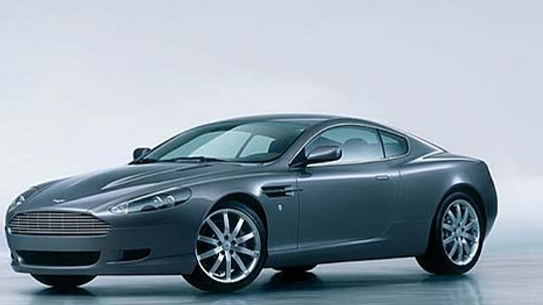 Luksusowe samochody na Zamku Królewskim w Warszawie